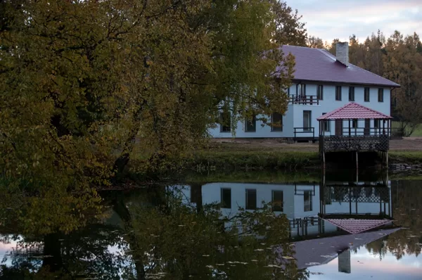 Viesu nams un tā apkārtne